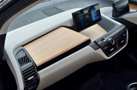 今回の試乗車「i3ロッジ」のダッシュボードには、エコの観点から、成長が早く加工が容易なユーカリのウッドパネルが採用されていた。