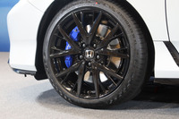 タイヤサイズは235/40R19。「シビック タイプR」のものよりはナローだが、19インチという大径のものが組み合わされる。ブルーのブレーキキャリパーはブレンボ製。
