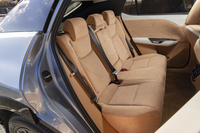 後席用の快適装備はヒーターのみ。ドアパネルやフロアマットまで「ヘーゼル」で統一された世界が美しい。マットは毛足の長さもいい感じ。