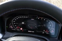 メーターパネルは液晶タイプ。反時計回りに回転が上がっていくタコメーターが特徴的。