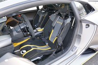 シートのフレームもすべてカーボンでできている。4点式だけでなく一般的な3点式シートベルトも選べるようだ。