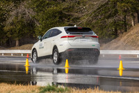 資料によると、「プライマシーSUV＋」のウエット路面における車速80km/hからの制動距離は、「プレミアLTX」のそれより約8.2％短くなっているという。