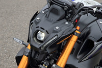 新型の特徴であるコンパクトなフロントまわり。中央のLEDプロジェクターヘッドランプは、単灯ながらロービームとハイビームの両方の機能が備わっている。