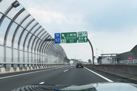 アライメント調整後の「バイパー」をチェックしようと、向かった先は東京外環自動車道。新しく開通した区間を走ってみたいという思惑もあってのコース取りである。写真は外回りの三郷南IC。ここから先が、新しい開通区間だ。