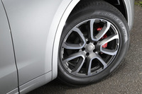 テスト車のタイヤはピレリPゼロで、サイズは265/50R19。路面からの当たりは硬めだった。