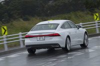 今回は、高速道路を主体に240kmほどの距離を試乗。燃費は満タン法で9.6km/リッター、車載の燃費計で9.9km/リッターを記録した。