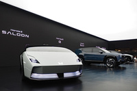 「ジャパンモビリティショー2026」より、ホンダのブースを飾る次世代BEVの「Honda 0」シリーズ。今、ホンダが日本で上級車種に力を入れる理由は、近い将来、ラインナップが「軽やコンパクトと高級BEVしかない」といういびつな形になってしまうのを避けるためでもあるのだ。