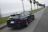 「BMW 5シリーズ ツーリング」のリアサスペンションは、全車エアサスペンション。荷室の量に関わらず一定の車高を維持できるよう、自動調節される。