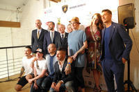 左上から右に向かって、在日イタリア商工会議所 事務局長 ダヴィデ・ファントーニ氏、アウトモビリ・ランボルギーニ・ジャパン カントリーマネージャー（日本・韓国） フランチェスコ・クレシ氏、駐日イタリア大使 ジョルジョ・スタラーチェ閣下、歌手のエンマさん、作家のラ・ピーナさん、ファッションモデルの道端アンジェリカさん、タレントのパンツェッタ・ジローラモさん。