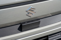 今や軽トラックでも予防安全装備がなければ許されない時代。思い起こせば、2019年に軽トラとして初めて自動緊急ブレーキを装備したのも「キャリイ」だった。写真は「デュアルセンサーブレーキサポートII」のレーダー。