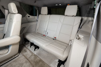 3列目シートは、車体のサイズアップとリアサスペンションの構造変更により、従来型より大幅に足元スペースの広さが拡大。6：4の分割可倒式で、荷室側のボタンにより簡単に格納と引き起こしができる。