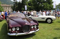 左はカロッツェリアギア製ボディーを持つリタ・ヘイワースの1953年「キャデラック・シリーズ62」。右奥はプレスリーがウルスラ・アンドレスにプレゼントした1958年「BMW 507」。