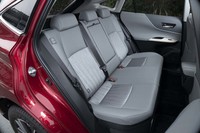 リアシートは6：4の分割可倒機構を備えている。足もと空間の広さはご覧の通り。