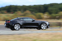 ドライバーモードセレクターに用意される走行モードは「ツーリング」「スポーツ」「トラック」「雪／凍結」の4種類。このうち、最もスポーティーなトラックモードはV8モデルのみに用意される。