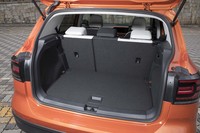 荷室の容量はリアシートを最も後ろにした場合が385リッターで、前にした場合が455リッター。シートの背もたれをすべて倒せば1281リッターにまで拡大できる。