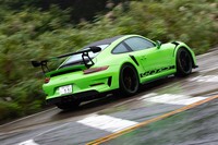 テスト車には「GT3 RS」をさらに軽量化するオプション「ヴァイザッハパッケージ」が装着されていた。前後アクスルのアンチロールバーはCFRP製パーツに変更される。