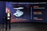 電池関係では、アライアンス内でバッテリーマネジメントシステムも統合すると発表。これまでに蓄積してきたノウハウを生かし、新たなシステムを内製するとした。写真は、新しいバッテリーマネジメントシステムについて解説する、ルノーのクロチルド・デルボス副CEO。