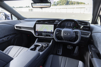 「RZ600e」のインテリア。随所にあしらわれたブルーのアクセントやウルトラスエードのドア内張りなどが特別仕様車としての特徴だ。