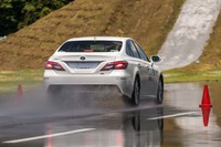 ウエット路面における制動テストも実施。従来製品を装着した場合と比べてみると、より短い距離で停車できた。