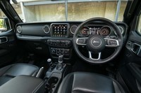 「ラングラー」の奥行きがなく切り立ったダッシュボードは本格オフローダーならでは。内装色は質実剛健なブラックだ。