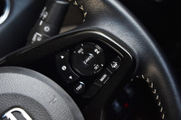 アダプティブ・クルーズ・コントロールのスイッチは、ステアリングホイールのスポーク部に。運転に集中しながら操作できる。