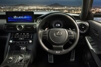 「IS500“Fスポーツ パフォーマンス”」のコックピットまわり。専用のステアリングホイールやシフトノブが装着される。