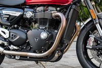 1200ccの2気筒エンジンは、高圧縮ピストンの採用やカムの変更により最高出力をアップ（97PS→100PS）。最大トルク値は112N・mで変わらないものの、発生回転数は500rpm低められた。