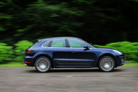 「マカン ターボ」から15mmローダウンされたサスペンションを装備しており、全高は1610mmとなる。