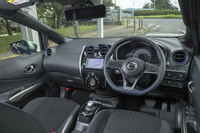 インテリアの形状はベースモデルと同様だが、ステアリングホイールをはじめとする各所にブルーの差し色が添えられる。