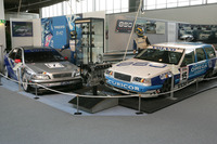 「S40」（左）と「850エステート」（右）のレーシングカー。（写真＝ボルボ・カーズ）