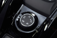 センターコンソールに備わる、ダイヤル式の「グリップコントロール」のコントローラー。イラスト付きで、ひと目で適切な走行モードを選ぶことができる。