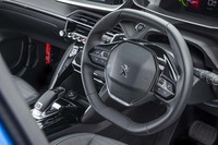 小径のステアリングホイールは、上下端がフラットな2スポークタイプ。シフトパドルはコラム固定式になっている。