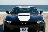 外観上の大きな特徴となっているセンターストライプ。色は、ボディーカラーが黒の場合は「ホワイトパール」、白の場合は「ブラックメタリック」となる。