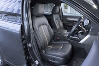 シート表皮はナッパレザー。センターのアクセントとステッチはブラウンを組み合わせている。