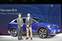 山縣選手（写真左）とフォルクスワーゲン ジャパンのアンドレア・カルカーニ ブランドディレクター。