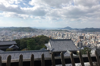 松山城天守閣から瀬戸内海を望む。