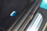 フロアマットにも「30」をモチーフとしたグラフィックが入る。