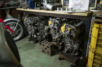 ガレージ内には「ホンダS800」の多くのパーツがきちんと区分けされている。エンジンは4基もあり、うち3基はすぐにでも使えるという。