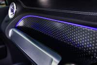 無数のスリーポインテッドスターを助手席前方に浮かび上がらせる、バックライト付きの「スターパターンインテリアトリム」が新たに採用された。