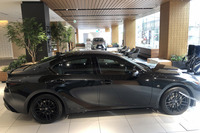 レクサスのディーラーに展示されていた特別仕様車“Fスポーツ モードブラックIII”。「ブラック＆チタニウムカーバイドグレー」の専用ボディーカラーや、マットブラックに塗られた専用デザインの鍛造アルミホイールなどでスポーティーに仕立てられている。