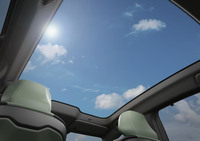 調光機能付きのパノラマルーフ。スイッチ操作により、瞬時に遮光できる。