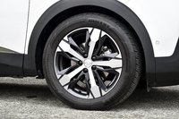 悪路での走破性が高められた「GTライン」にはM＋S（マッド＆スノー）タイヤが装着される。試乗車は「コンチクロスコンタクトLX2」を履いていた。