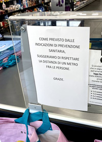 ドラッグストアのレジの張り紙。他者と1m離れるよう促している。