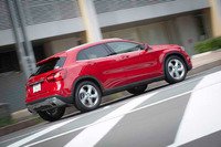 テスト車のボディーカラーは「ジュピターレッド」。このほか「エルバイトグリーン」や「キャニオンベージュ」など、全9色がラインナップされる。