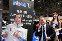 チームウエアの「Mobil 1」ロゴを指さす星野監督。「オレはMobil 1しか使わないんだ」と豪語した。