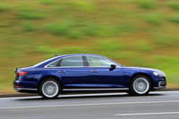 先代比で全長は25mm、ホイールベースは10mm延長。V8モデルのみ、ホイールベースがさらに130mm長い「L」モデルが設定される。