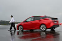 「トヨタ・プリウス」に搭載される「Toyota Safety Sense」は、単眼カメラとミリ波レーダーによって、クルマや歩行者、自転車運転者に対して衝突回避または被害軽減を行う。（写真＝池之平昌信）