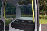 車内後部には3人分のクッションが用意される。