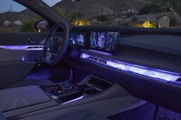 ダッシュボードとドアパネルのクリスタル調装飾は発光する仕掛け。もちろんカラーリングは変更可能。