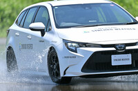 ダンロップの説明によると、「アクティブトレッド」技術を用いたゴムは、水に触れると瞬時に軟化。逆に乾いた状態に移行して軟化が解けるには、数分の時間を要するという。